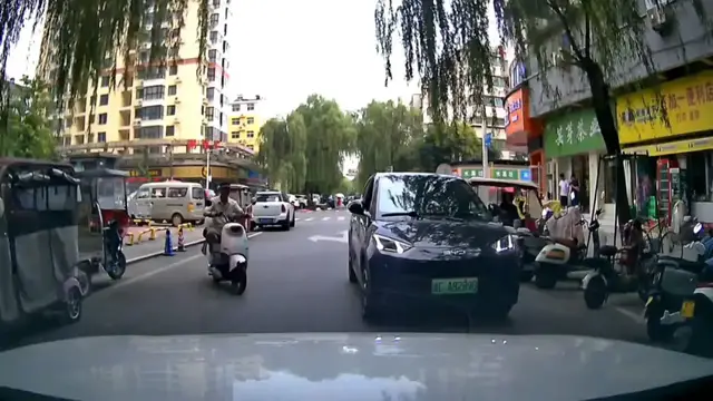 Video thumbnail for Passenger Falls Off E-Bike After Leaning Back in Henan