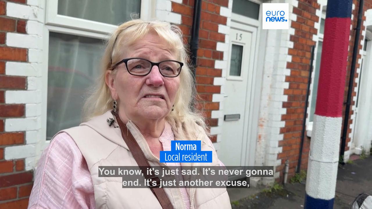 Video thumbnail for Police fire water cannon at demonstrators as Belfast anti-immigration protests continue