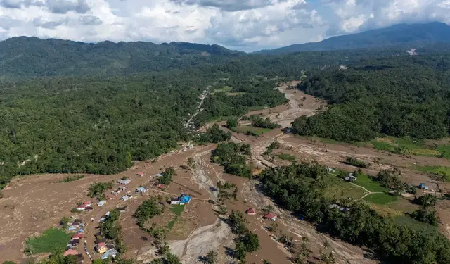 Video thumbnail for Indonesia races to find missing after massive floods