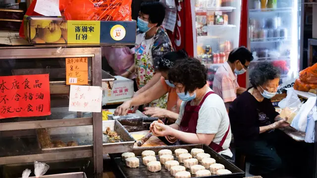 'Video thumbnail for Mid-Autumn Festival: Mooncake mania boosts Hong Kong’s struggling restaurants'