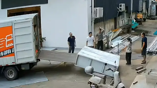 Video thumbnail for Truck Tailgate Collapses While Loading Heavy Cabinet in Beijing