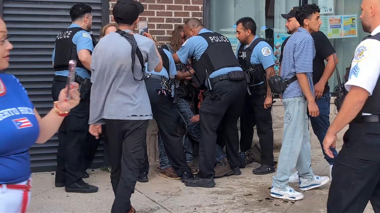 Video thumbnail for US: Police intervene after fight breaks out during Puerto Rican parade in Chicago.