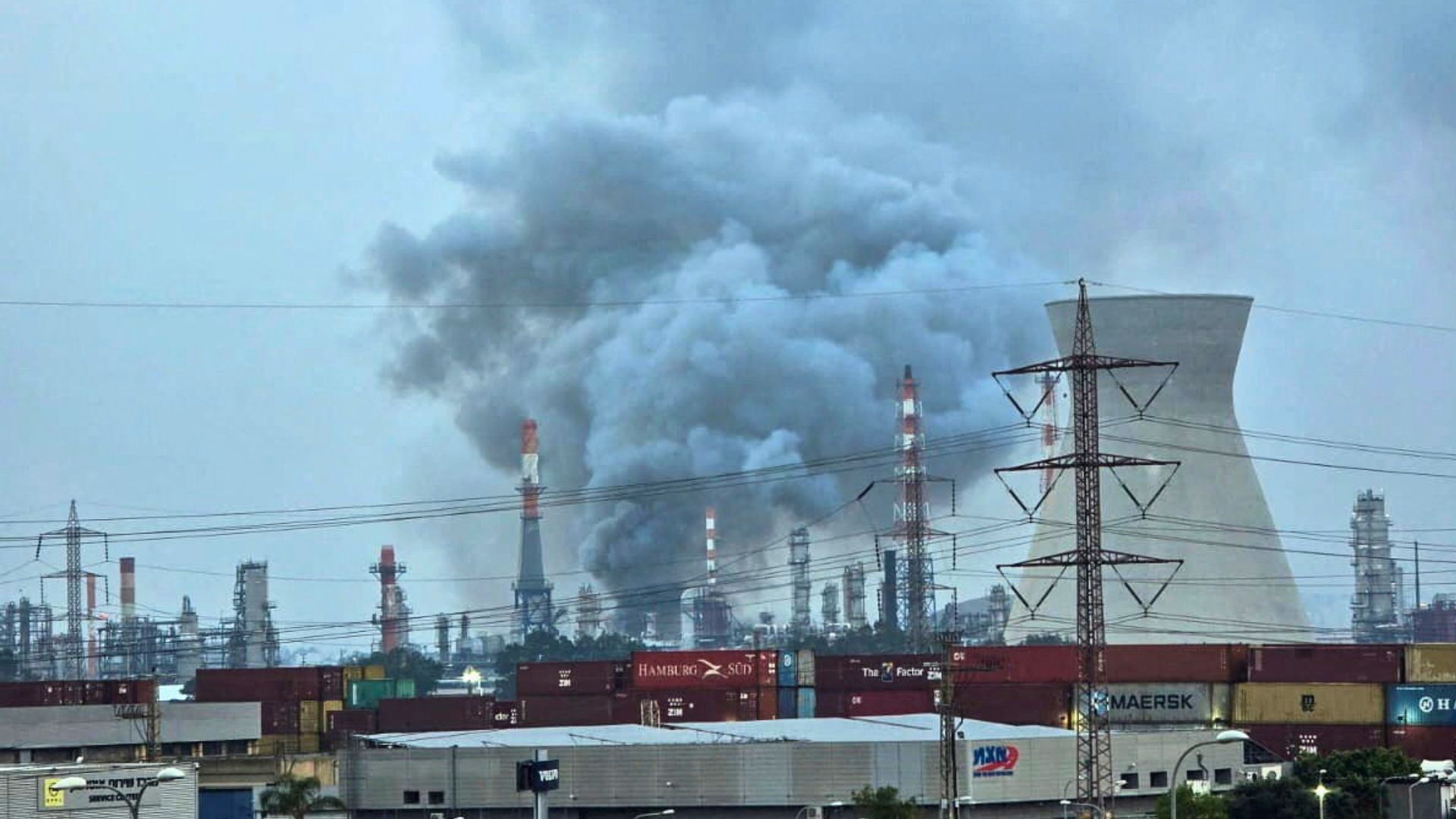 Video thumbnail for Fire reported at an oil refinery in Israel after missile attack