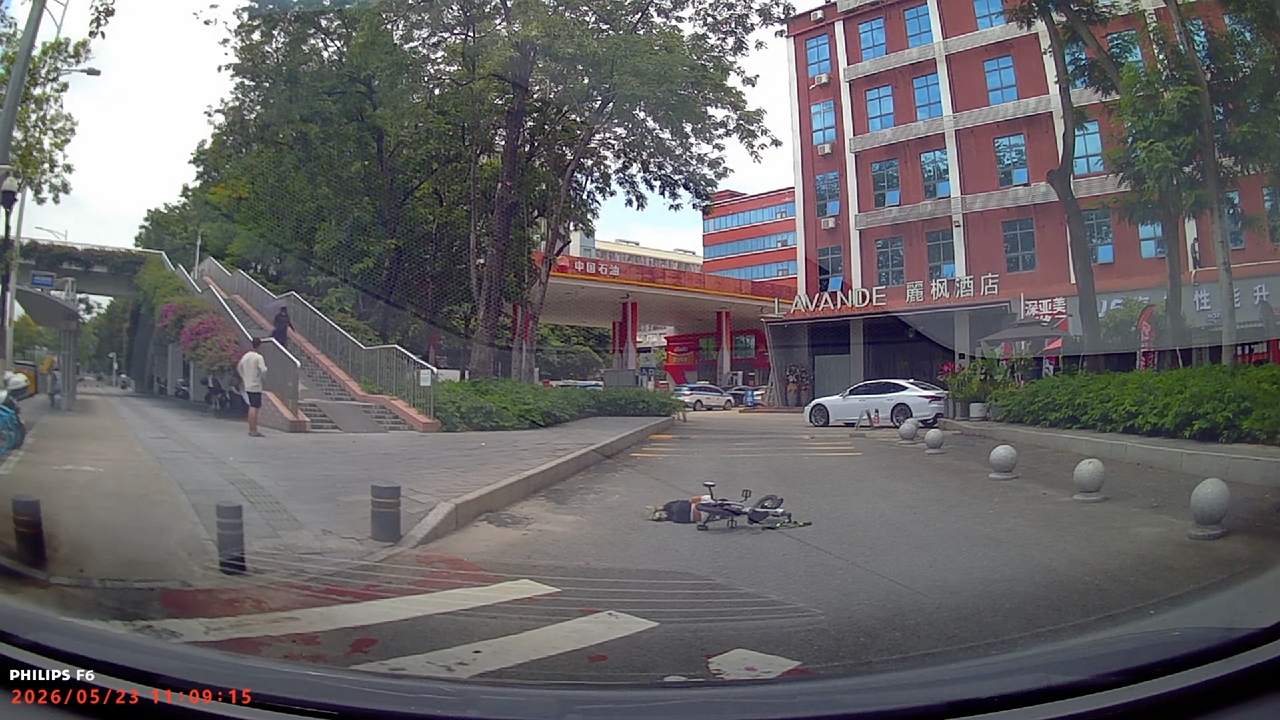 Video thumbnail for Child Loses Control and Crashes Bike on Guangdong Overpass