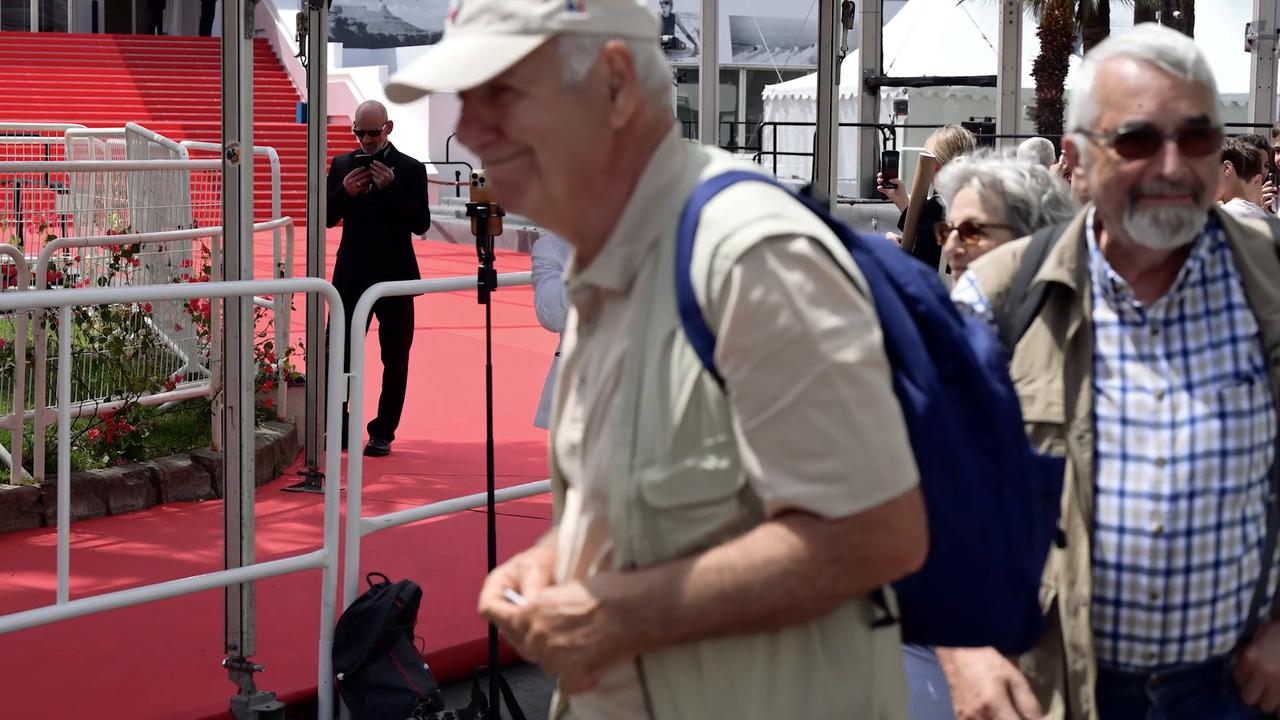Video thumbnail for France: Glamour atmosphere on display at Cannes Film Festival.
