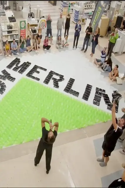 'Video thumbnail for Largest hand tool mosaic - 58 m2 (624.31 sq ft) by Leroy Merlin'