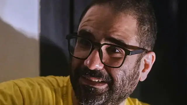 Video thumbnail for Egyptian dissident Alaa Abd el-Fattah arrives in London after travel ban lifted