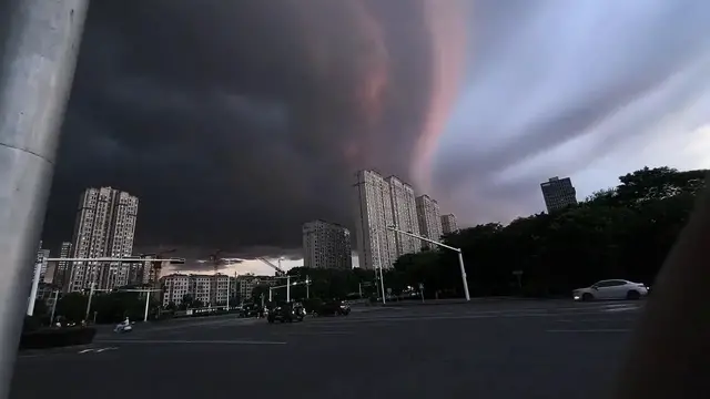 Video thumbnail for China: Rapid sky darkening.