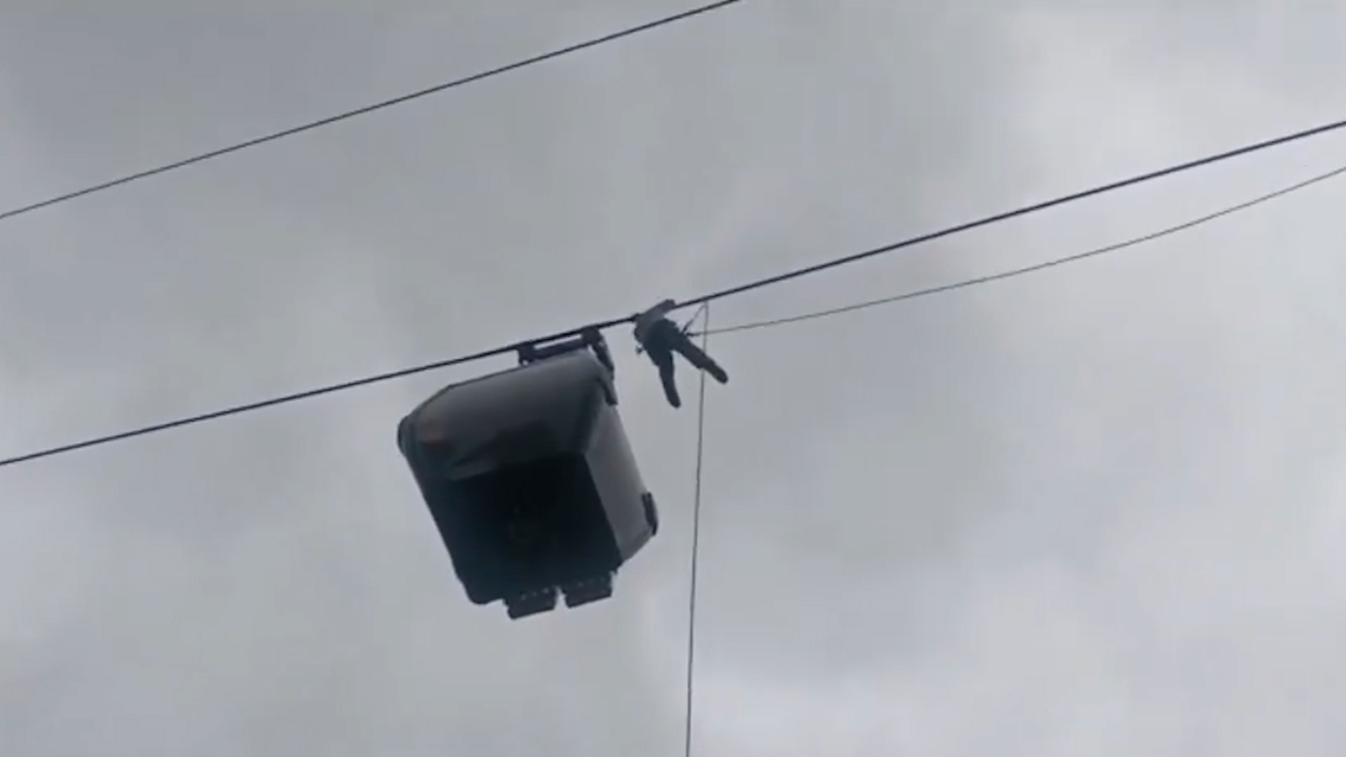 Video thumbnail for Nearly 300 tourists rescued after cable cars halt mid-air