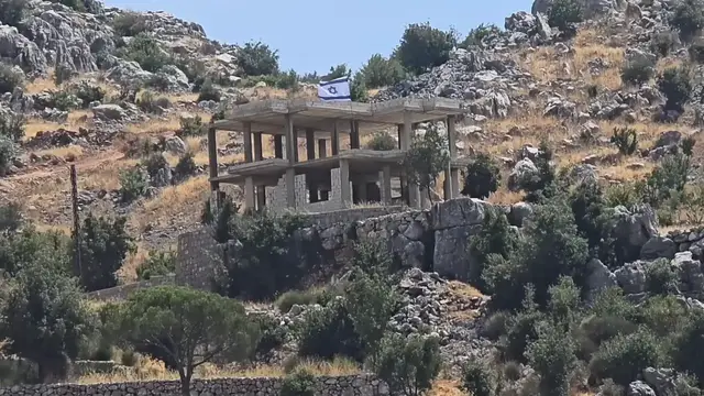 Video thumbnail for Lebanon: Israeli forces raise flag on under-construction building in southern Lebanon.