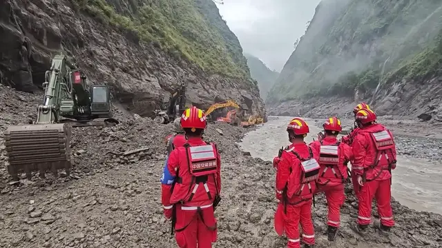 Video thumbnail for China: Multi-force rescue underway after mudslide in Xizang's Gyirong County.