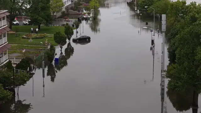 Video thumbnail for US: DRONE - Severe storm causes roof collapse at New Jersey store.