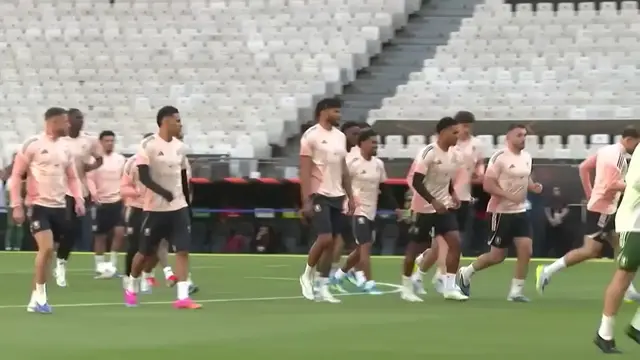 Video thumbnail for Türkiye: Aston Villa ready for Europa League final after final training session in Istanbul.