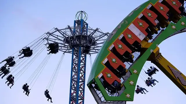 Video thumbnail for South Africans flock to traditional Rand Easter Show