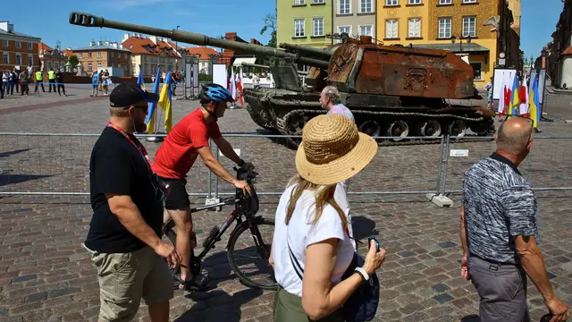 Video thumbnail for Poland ramps up military readiness as fears grow over Russia’s war in Ukraine