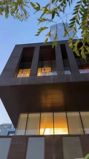 Video thumbnail for Portuguese Stars Greeting Fans from Hotel Balcony in Toronto