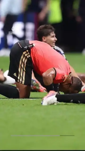 Video thumbnail for FIFA World Cup referee bows in prostration