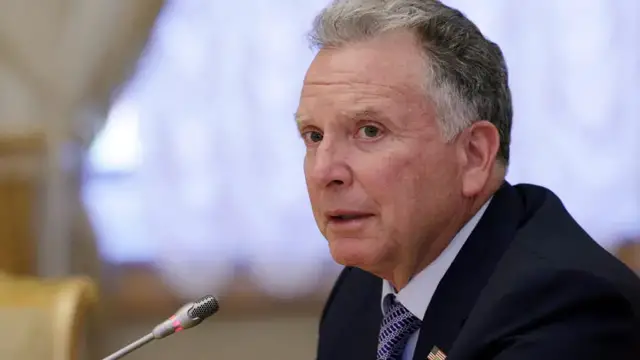 Video thumbnail for Ukraine talks: US envoy meets Vladimir Putin in Russia
