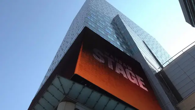 Video thumbnail for Poland: Europe's Largest 3D LED Screen Debuts in Warsaw.