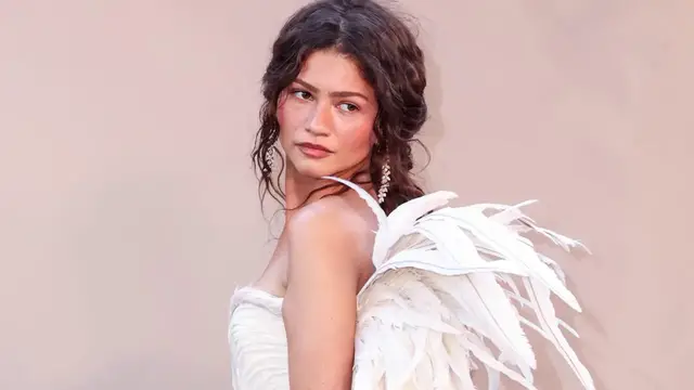 Video thumbnail for UNCAPTIONED: Zendaya: 'Euphoria was a huge part of my life'.