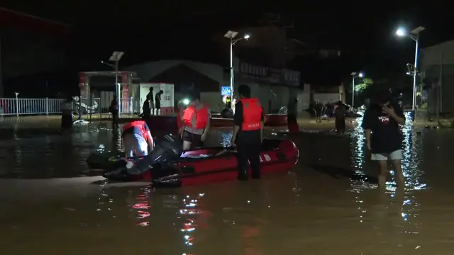 Video thumbnail for China: Floods in south China's Guangxi leave 39 dead, 9 reportedly missing: authorities.