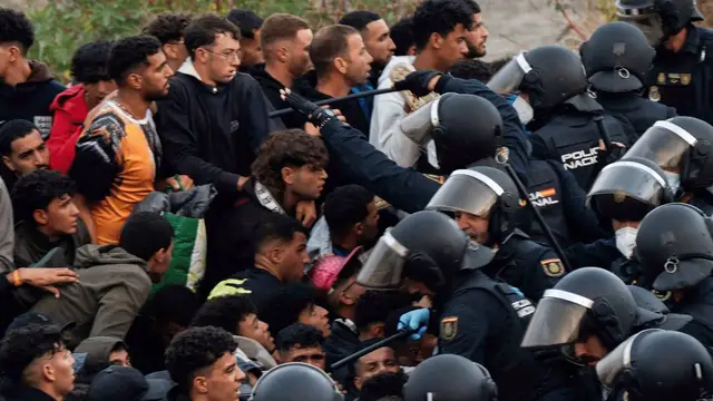 Video thumbnail for Chaos erupts as Spain moves stranded migrants to new Ceuta shelter