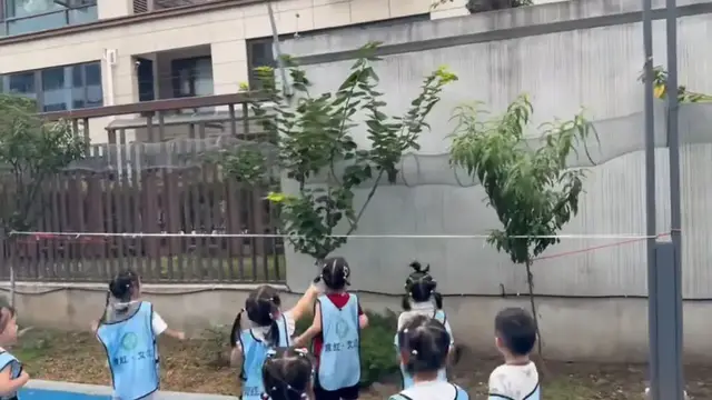 Video thumbnail for Students Watch a Squirrel Run Through a Mesh Tunnel in Jiangsu
