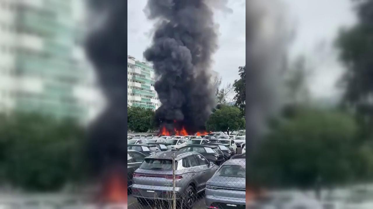 Video thumbnail for Brazil: Helicopters Collide Mid-Air in Rio de Janeiro.