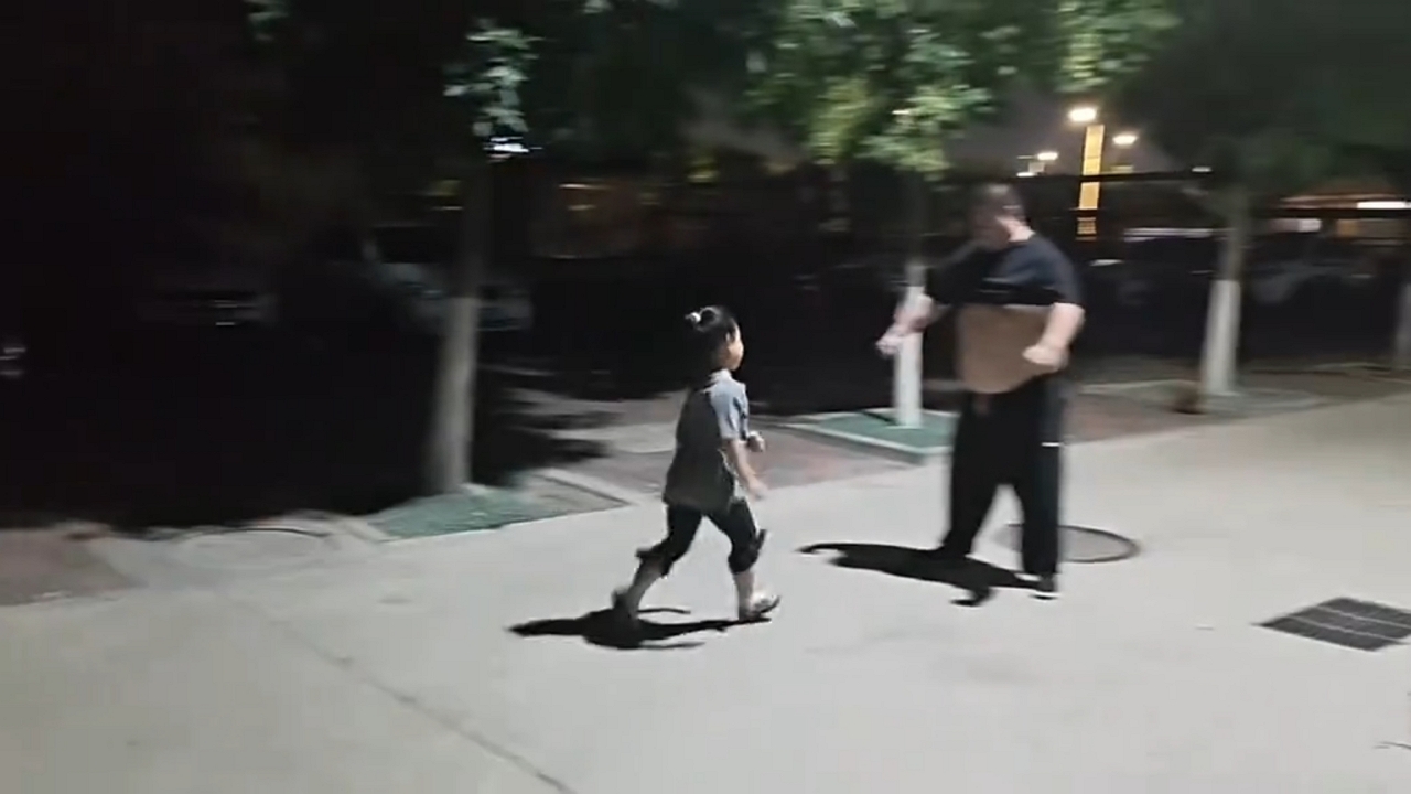 Video thumbnail for Girl Bounces Off Dad’s Belly in Playful Tianjin Night