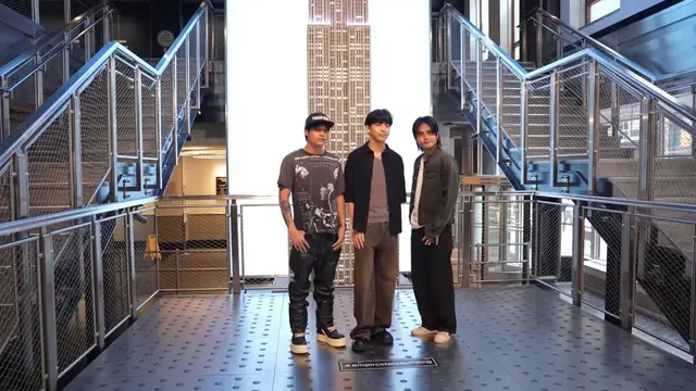 Video thumbnail for Members of P-Pop boy band visit Empire State Building.