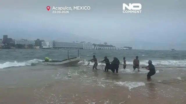 Video thumbnail for People battle huge waves to save boat in Acapulco during Hurricane Polo