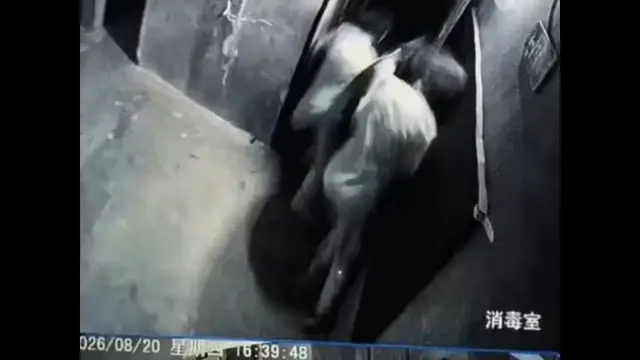 Video thumbnail for Group Collides and Falls During Escape Room Challenge in Xinjiang