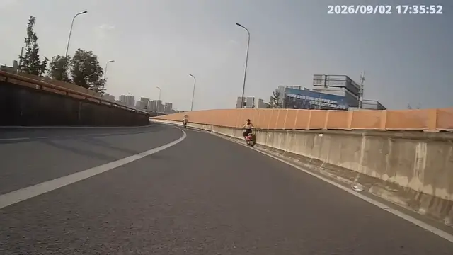 Video thumbnail for E-bike Rider Crashes into Barrier After Missing Curve in Sichuan