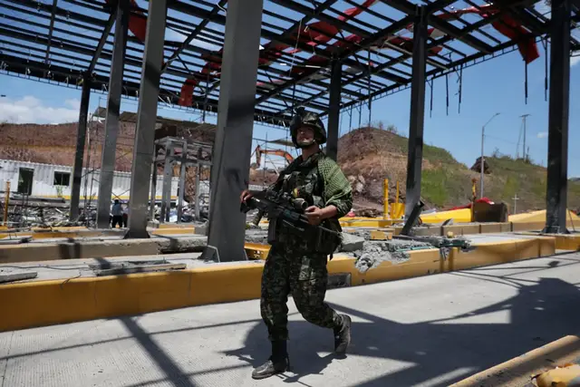 Video thumbnail for Car bomb hits Colombia highway day after new president sworn in