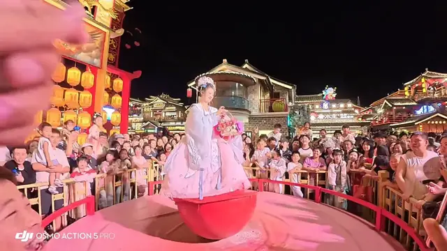 Video thumbnail for Tumbler girl showcases impressive balancing skills in Shaanxi street performance