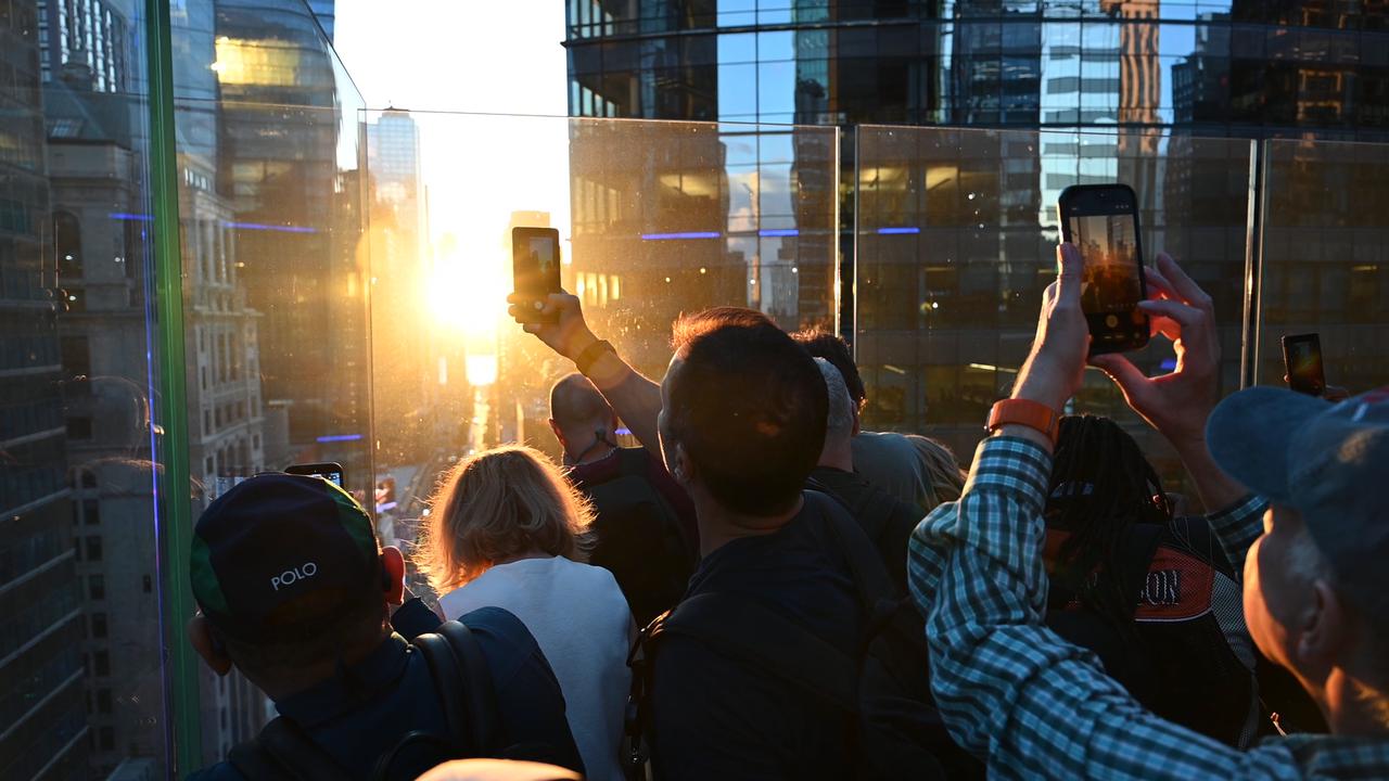 Video thumbnail for NY: Manhattanhenge at One Times Square 2.