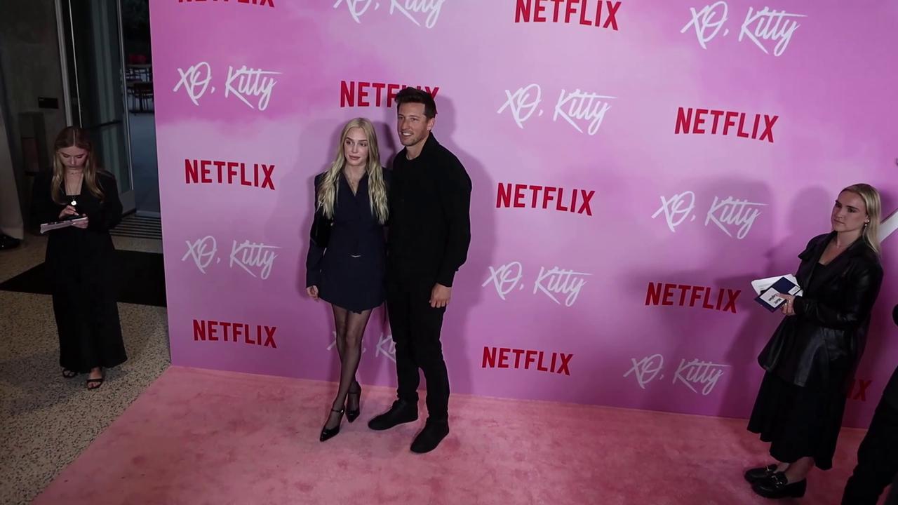 Video thumbnail for UNCAPTIONED: Alex Cooper expecting first baby with husband Matt Kaplan.