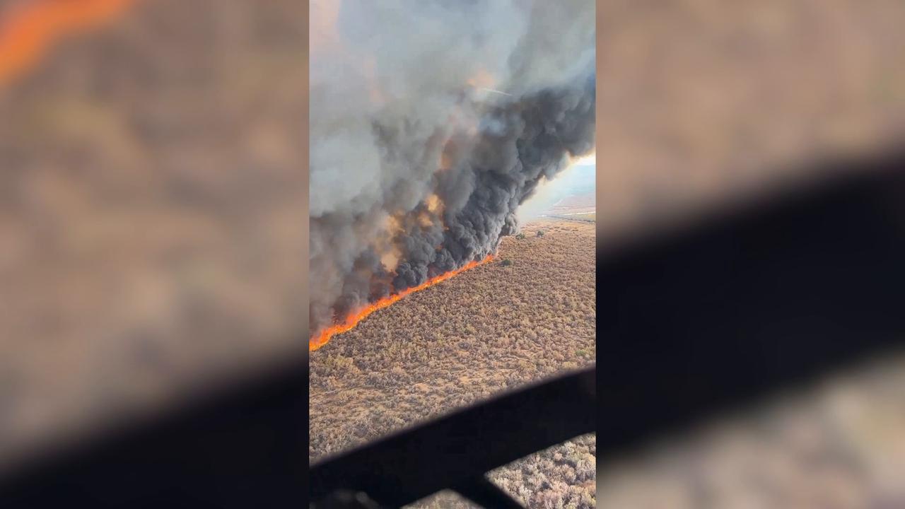 Video thumbnail for US: Hazen Fire burns 550 acres near Buckeye, Arizona.