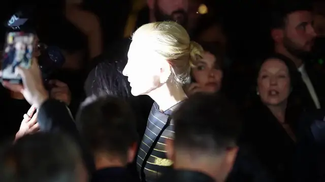 Video thumbnail for UNCAPTIONED: Cate Blanchett tells theatre crowd to stop filming and 'be present'.