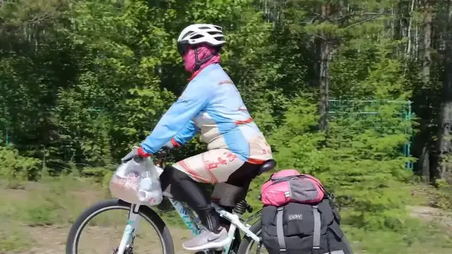 Video thumbnail for China: 21-hour daytime boosts tourism to northernmost city.