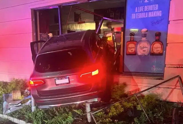 Video thumbnail for Vehicle crashes into Port Washington liquor store