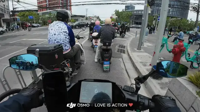 Video thumbnail for Motorcyclist’s Unexpected Move at Shanghai Traffic Stop