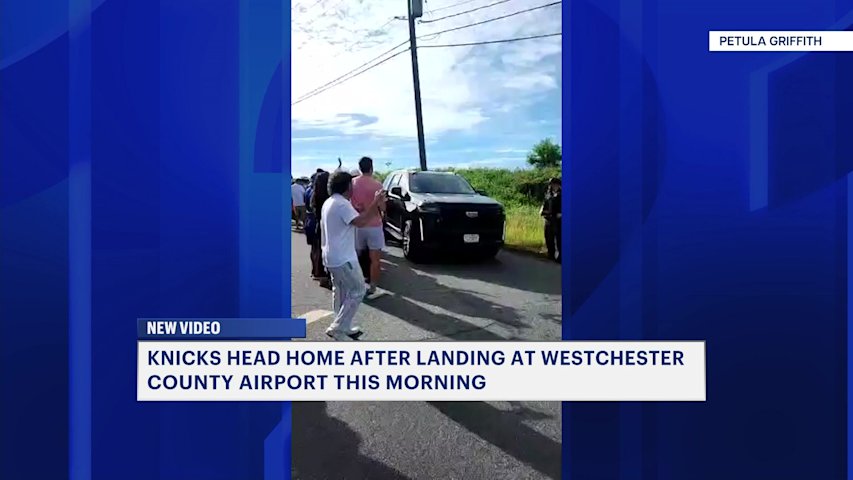 Video thumbnail for Knicks touch down in Westchester County after championship win