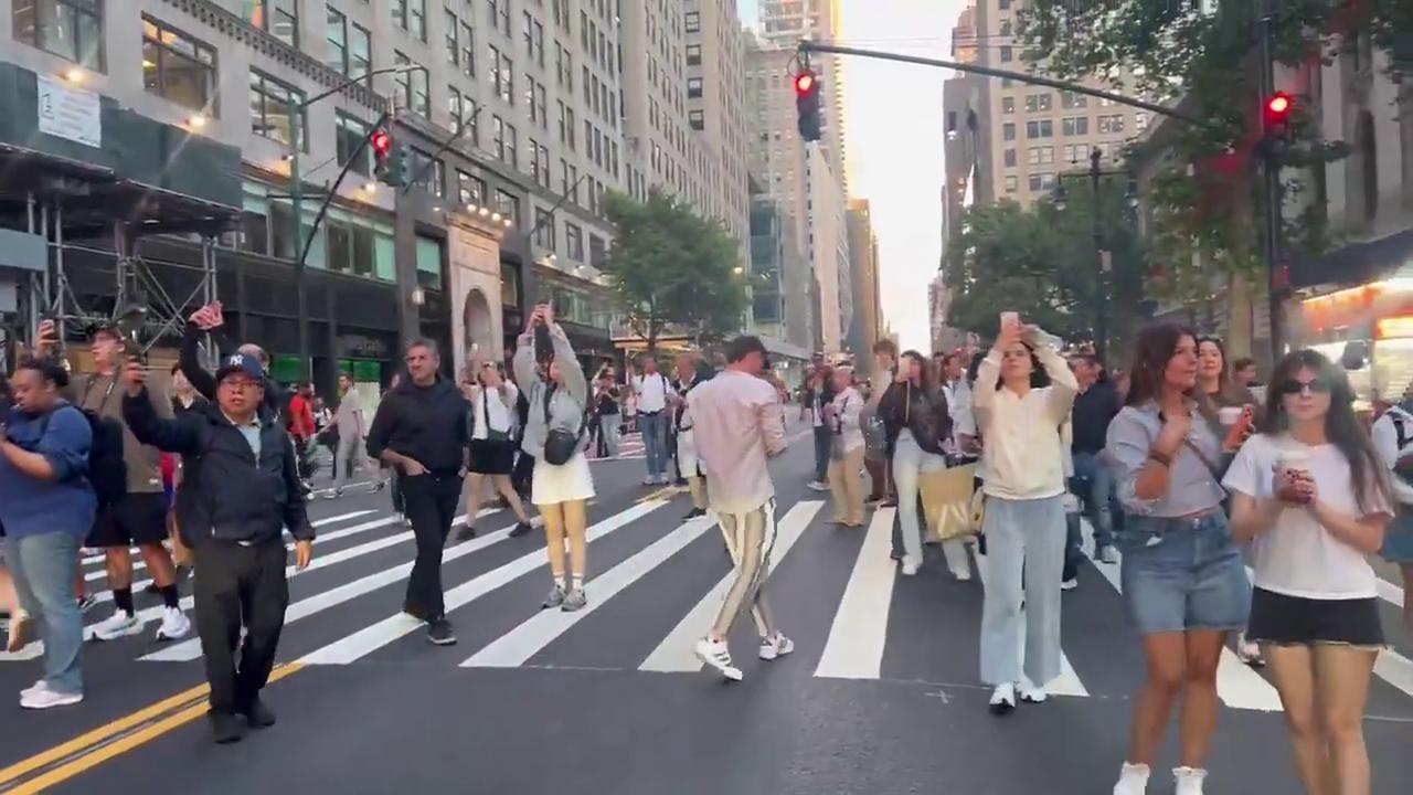 Video thumbnail for US: Manhattanhenge Draws Crowds to Manhattan for Spring Sunset Spectacle.