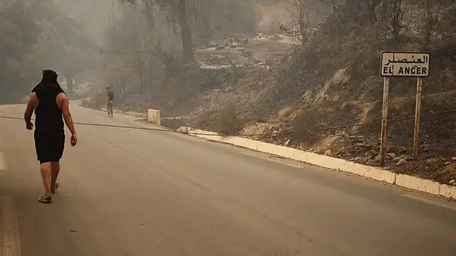 Video thumbnail for Funerals held for victims of Algeria's deadly wildfires