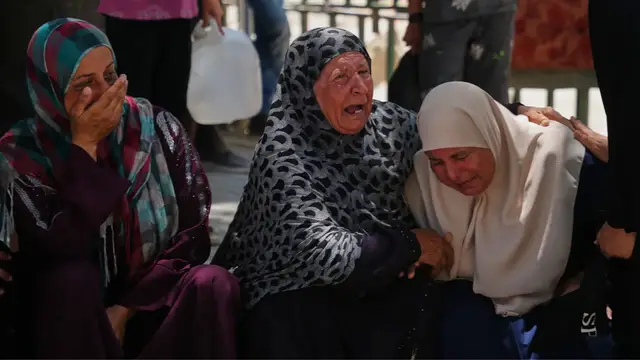 Video thumbnail for Israeli attacks kill nine in Gaza as 20,000 patients await medical evacuation