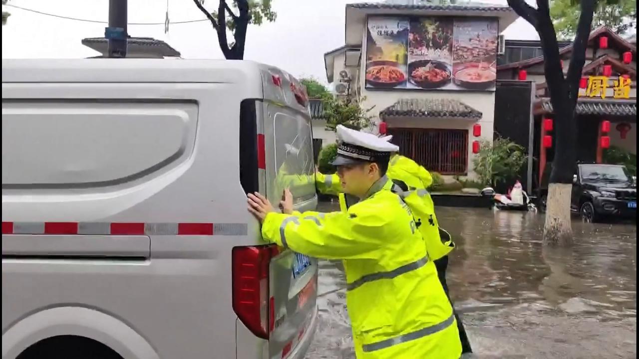 Video thumbnail for China: Heavy rains cause urban waterlogging, road damage in central, southwest China.