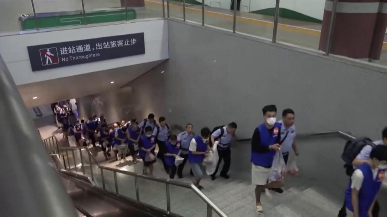 Video thumbnail for China: Lao police hand over 494 fraud suspects to China.