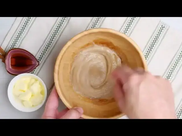 Video thumbnail for Cinnamon Roll Poke Cake | Easier Eats