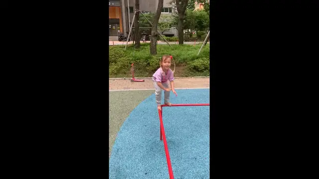 'Video thumbnail for Girl who is balancing'